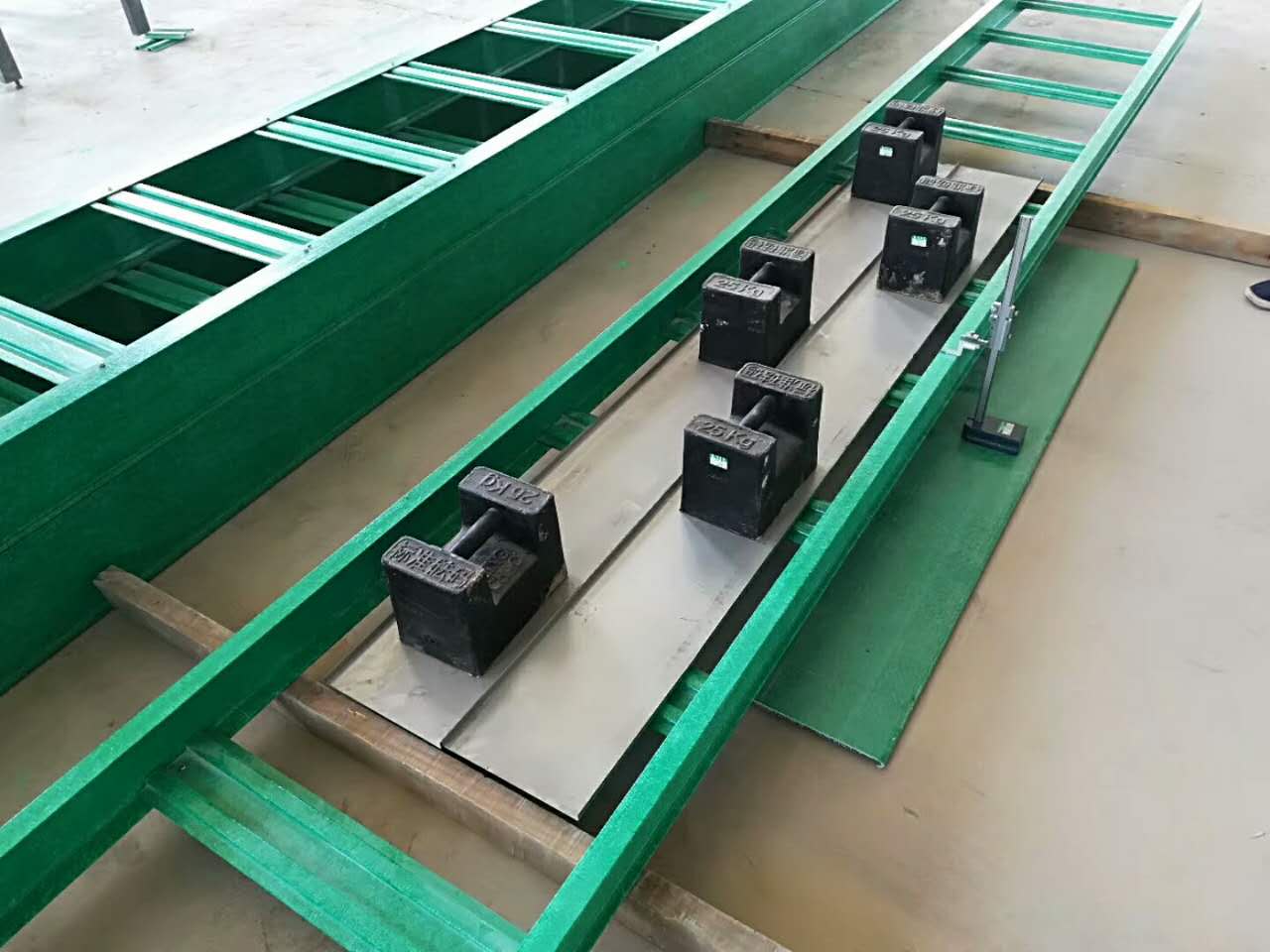 梯式海东地区玻璃钢电缆桥架称重测试