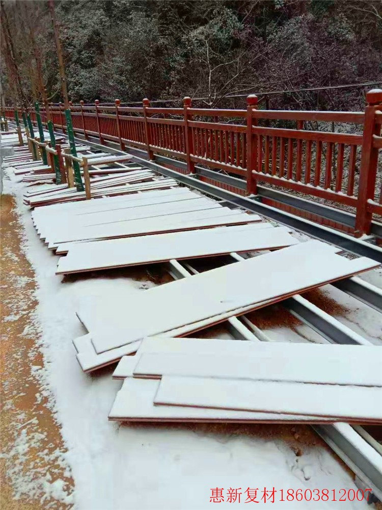 玻璃钢仿木护栏下雪安装效果